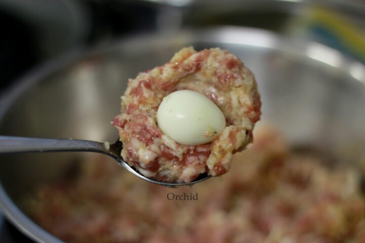 Một ổ bánh mì trứng cút nóng hổi với xíu mại mềm thơm và nước sốt cà chua sánh mịn