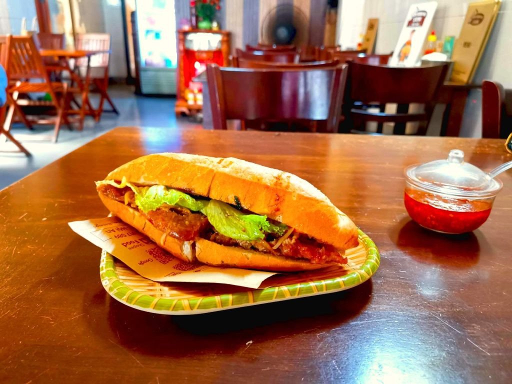 Một ổ bánh mì truyền thống Việt Nam trên đĩa gỗ tại một trong những quán ăn Hội An.