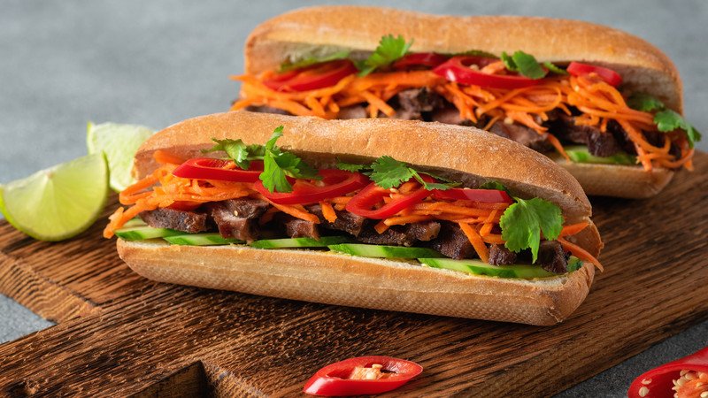 Một ổ bánh mì Việt Nam giòn rụm với các nguyên liệu tươi ngon, minh họa cho sự đa dạng của ẩm thực