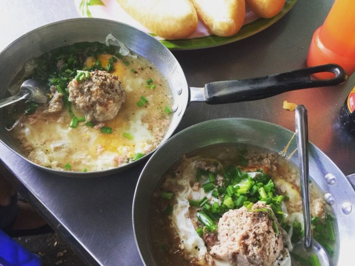 Một phần bánh mì áp chảo xíu mại kèm trứng ốp la