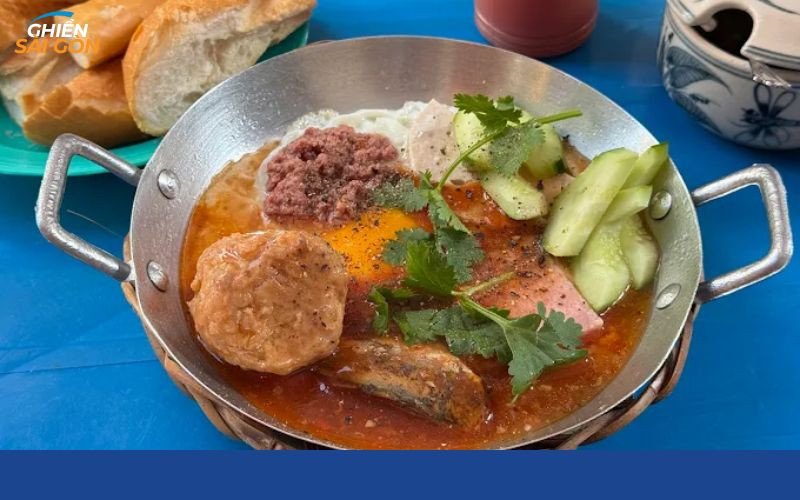 Một phần bánh mì chảo đa dạng topping tại tiệm Pà Phụng