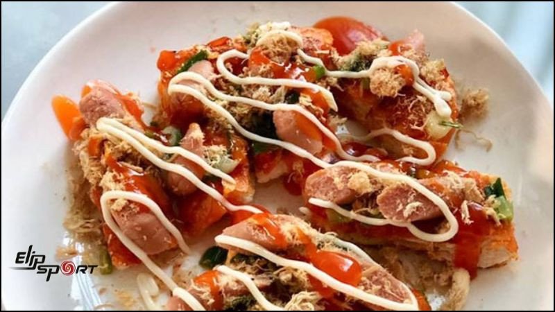 Một phần bánh mì nướng muối ớt đầy đặn với trứng cút, xúc xích và ruốc