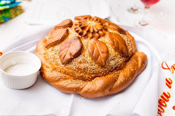 Một vị khách được chào đón với nghi thức bánh mì muối Nga truyền thống