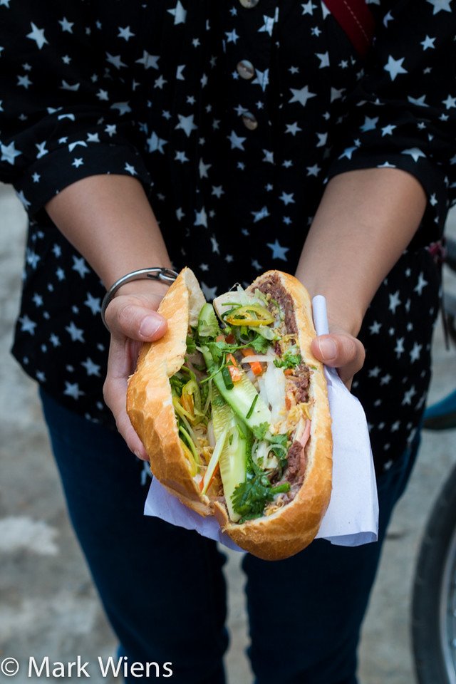 Một xe bánh mì đường phố Sài Gòn với đầy đủ các loại nhân và rau tươi hấp dẫn