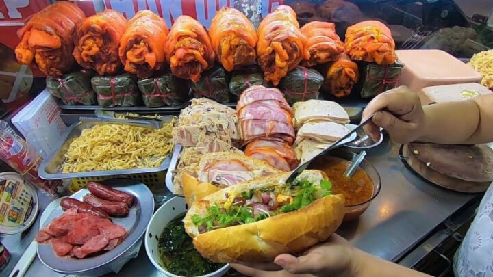 Một xe bánh mì lưu động với các loại nguyên liệu tươi ngon