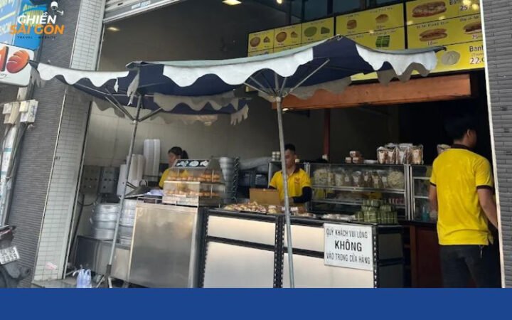 Một xe bánh mì truyền thống với đầy ắp nguyên liệu tươi ngon tại quán Bánh Mì Hoàng Nam