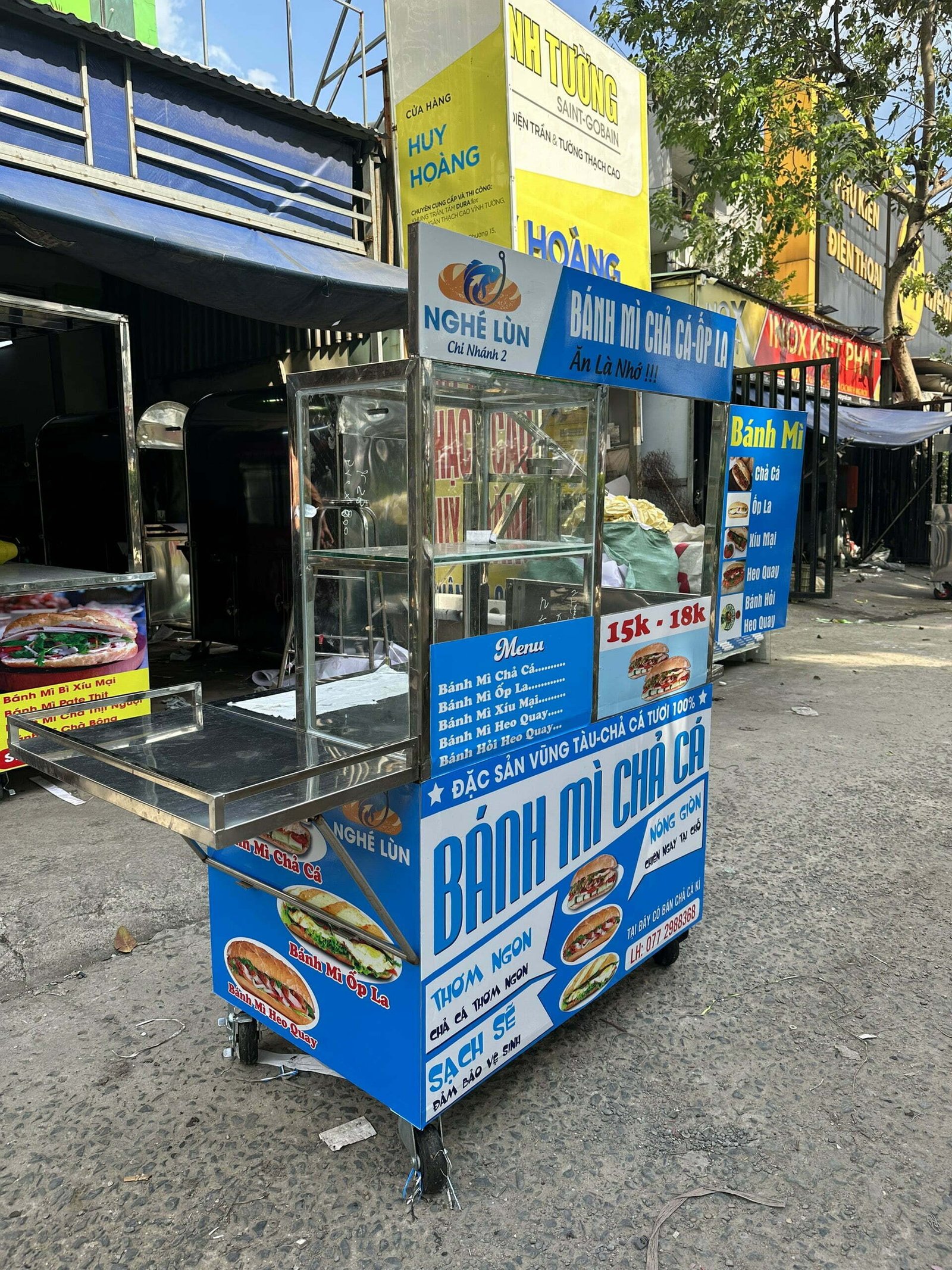 Một xe đẩy bánh mì chả cá di động với đầy đủ tiện nghi, sẵn sàng phục vụ thực khách.