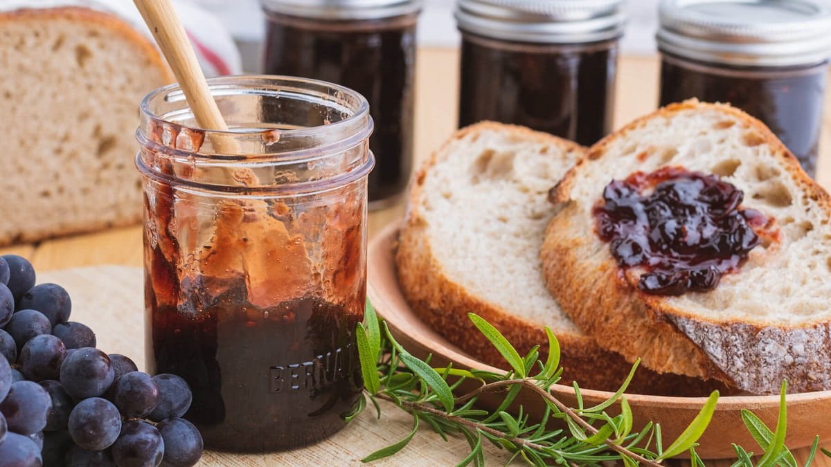 Mứt nho tự làm sánh mịn, hoàn hảo để phết bánh mì