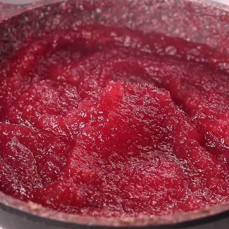 Mứt táo sánh mịn với màu sắc đẹp mắt trong hũ