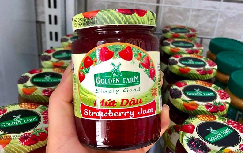 Mứt trái cây Golden Farm được đựng trong lọ thủy tinh, làm đồ phết bánh mì tiện lợi