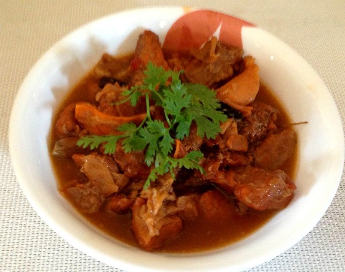 Nạm bò hầm gấc màu đỏ cam đẹp mắt