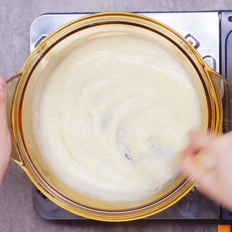 Nấu hỗn hợp bột để làm bánh mì tròn Hàn Quốc