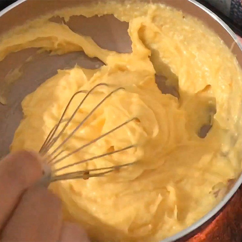 Nấu sốt trứng muối trên bếp với lửa nhỏ và khuấy đều