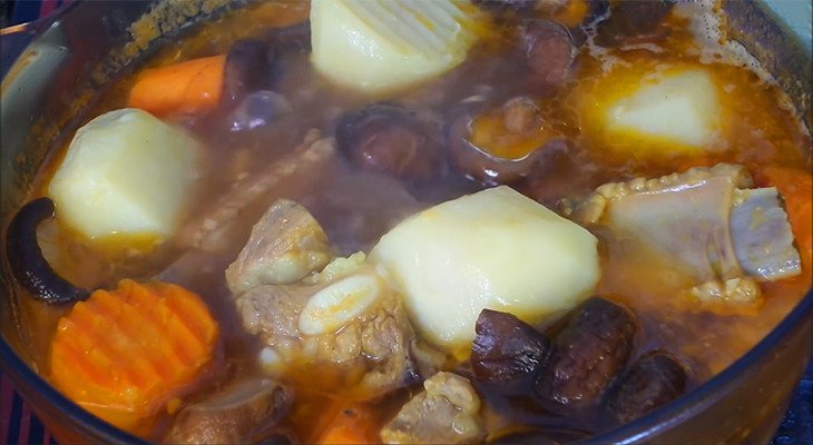 Nấu sườn với nước dừa và sốt để có sườn hầm nấm