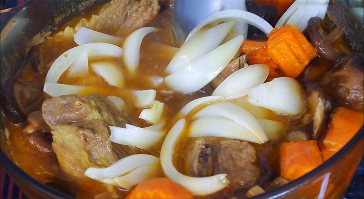 Nêm nếm gia vị cho món sườn nấu nấm