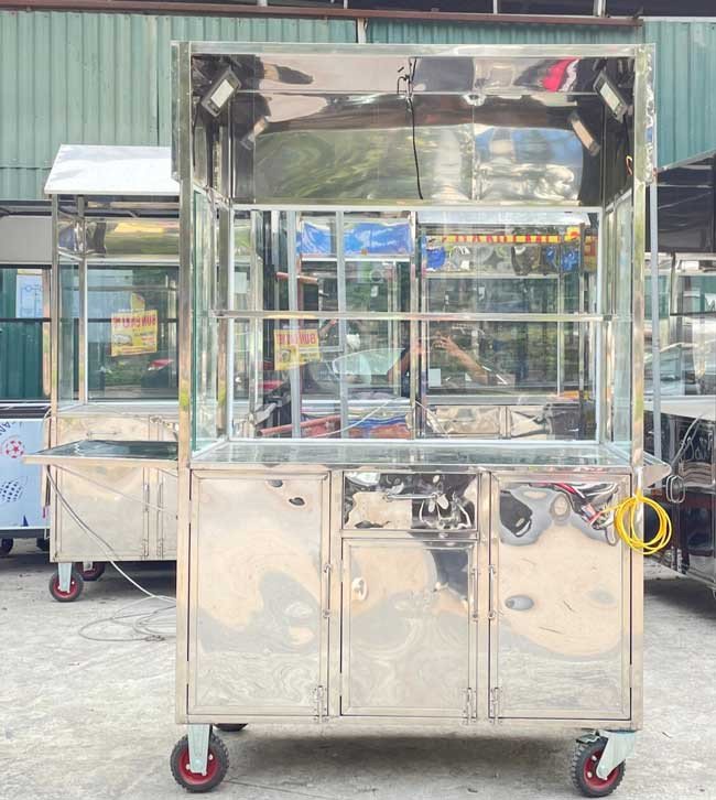 Ngăn tủ để đồ tiện lợi bên trong xe bán bánh mì, giúp sắp xếp dụng cụ gọn gàng