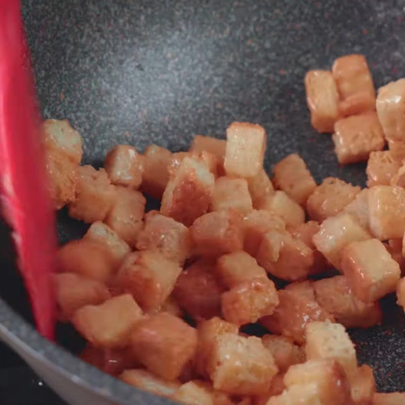 Ngào bánh mì giòn với sốt caramel bơ đường