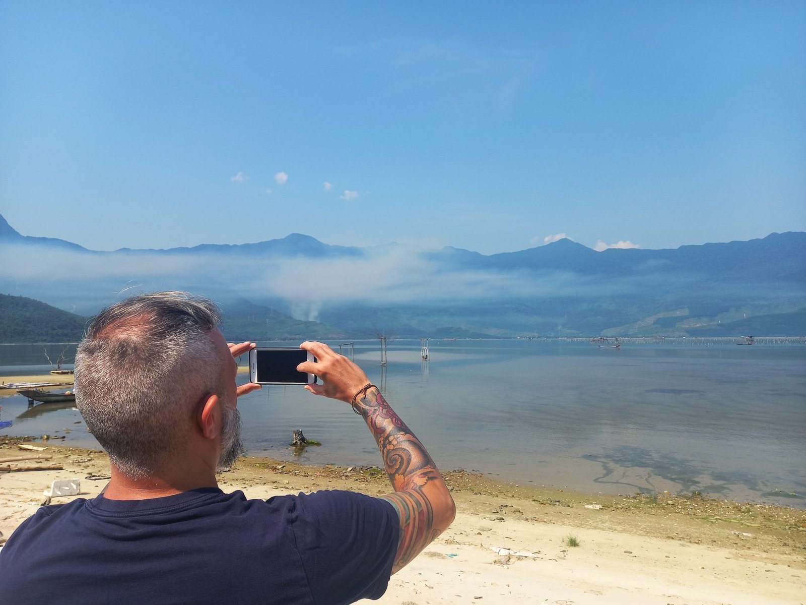 Nghỉ chân bên bờ biển trước khi lên đèo