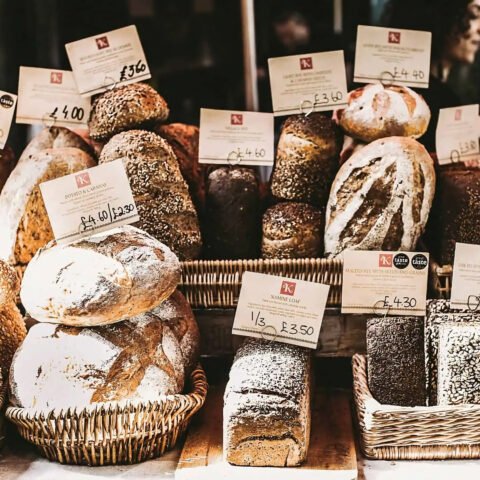 Người ăn chay với đĩa bánh mì, liệu bánh mì bơ tỏi ăn chay được không