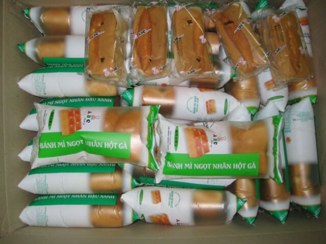 Người bán bánh mì ngọt và bánh bông lan trên xe đẩy