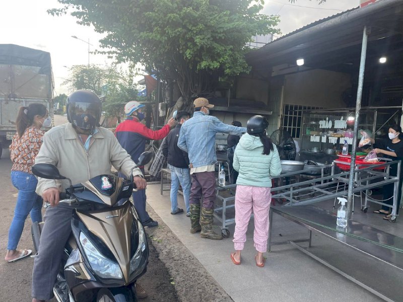 Người bán bánh mì Thảo Hiền đang chuẩn bị nguyên liệu tươi ngon cho món ăn