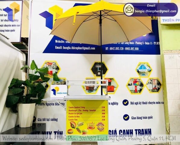 Người bán bánh mì trên xe máy đang phục vụ khách hàng