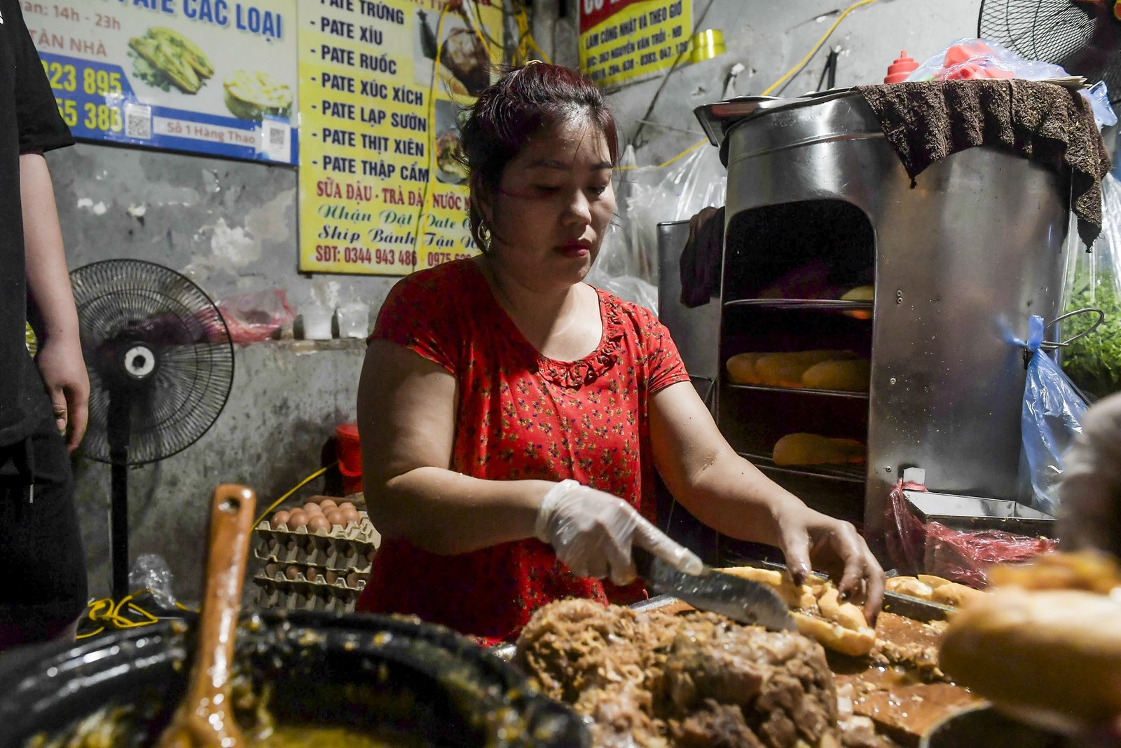 Người bán đang nhanh tay chuẩn bị bánh mì Đò Quan cho khách