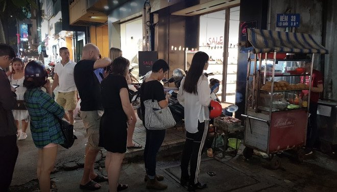 Người đàn ông chuẩn bị bánh mì thịt nướng Nguyễn Trãi