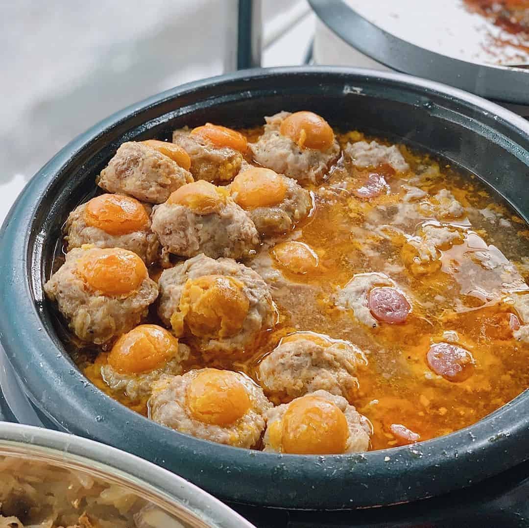 Người dân xếp hàng mua bánh mì cô Lành vào giờ cao điểm