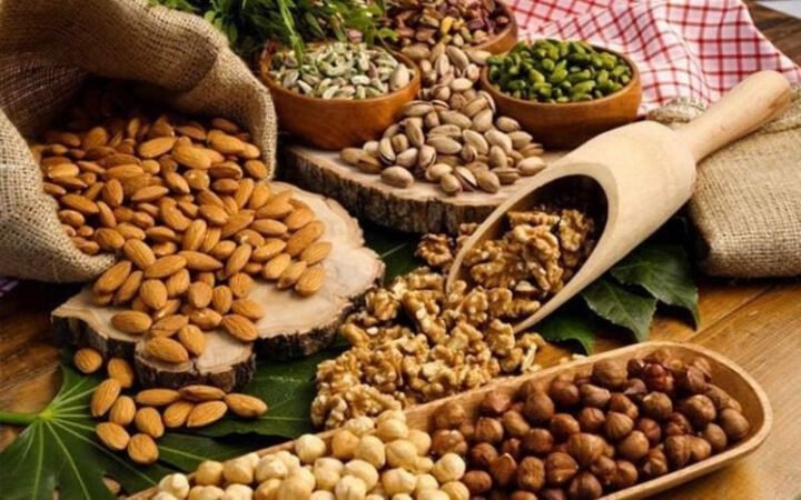 Người đang giảm cân nên lựa chọn bánh mì nguyên cám với nhân thịt nạc và nhiều rau xanh