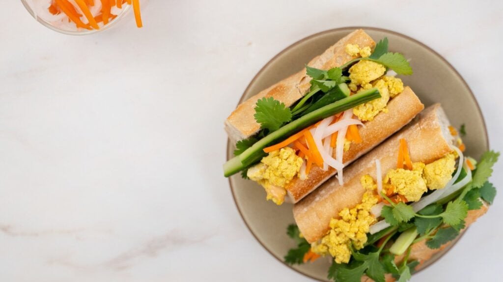 Người đang giảm cân thưởng thức bánh mì trứng với rau xanh để kiểm soát calo