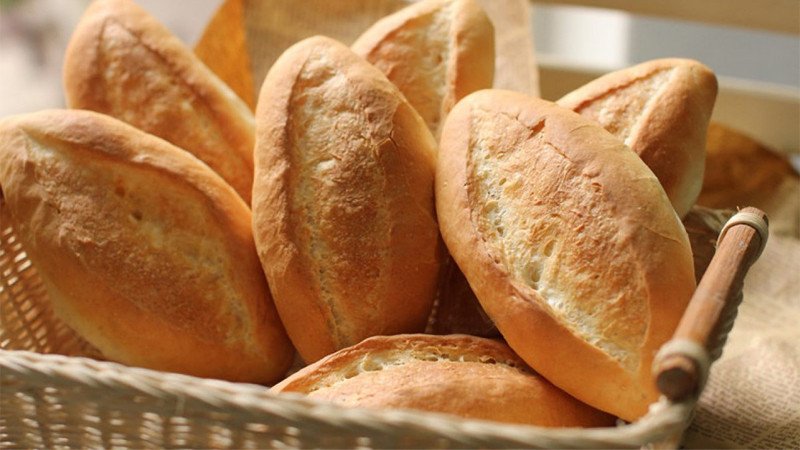 Người đang thưởng thức bánh mì nguyên cám như một phần của chế độ ăn kiêng lành mạnh