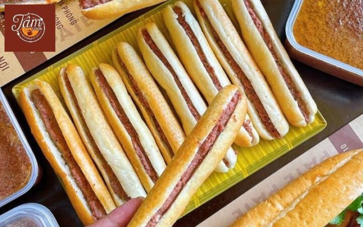 Người đang thưởng thức bánh mì que Hải Phòng với lớp nhân pate béo ngậy