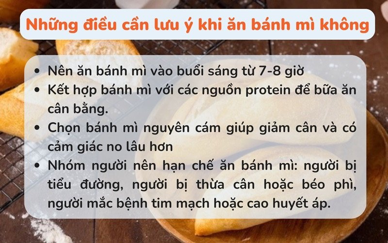 Người dùng thưởng thức bánh mì, thể hiện sự cân nhắc khi chọn khẩu phần.