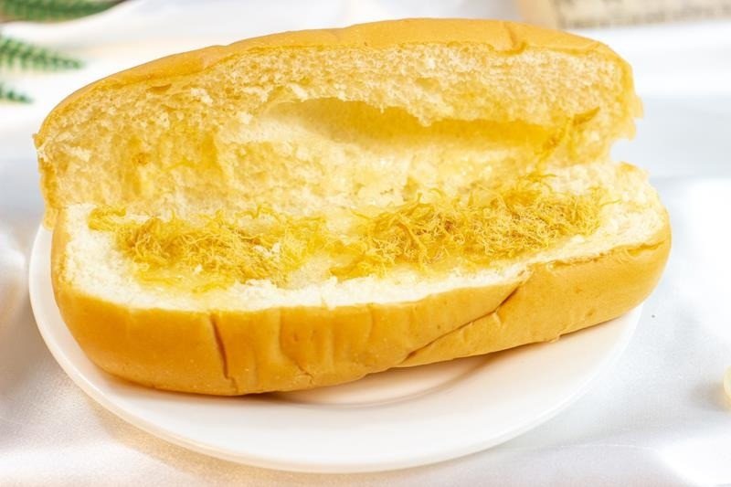 Người phụ nữ cân nhắc lựa chọn đồ ăn để kiểm soát lượng calo nạp vào cơ thể