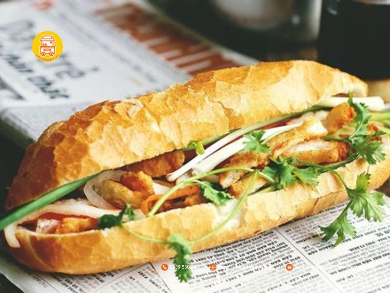 Người phụ nữ đang đếm tiền, biểu tượng cho vốn đầu tư và lợi nhuận trong kinh doanh bánh mì chả cá.