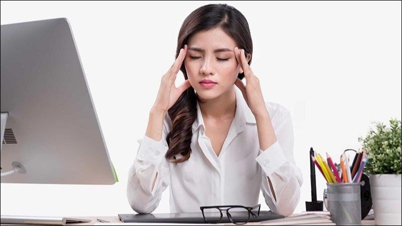 Người phụ nữ đang ôm đầu, minh họa những người mệt mỏi, stress nên hạn chế bánh mì
