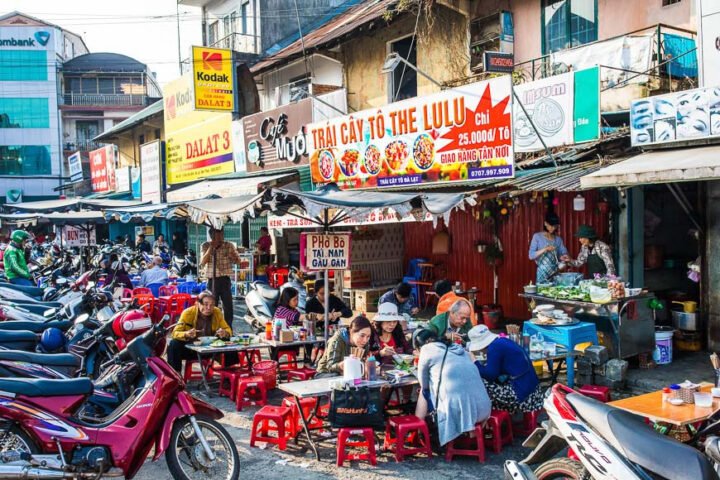 Người phụ nữ lớn tuổi mua rau củ quả tại chợ truyền thống Đà Lạt