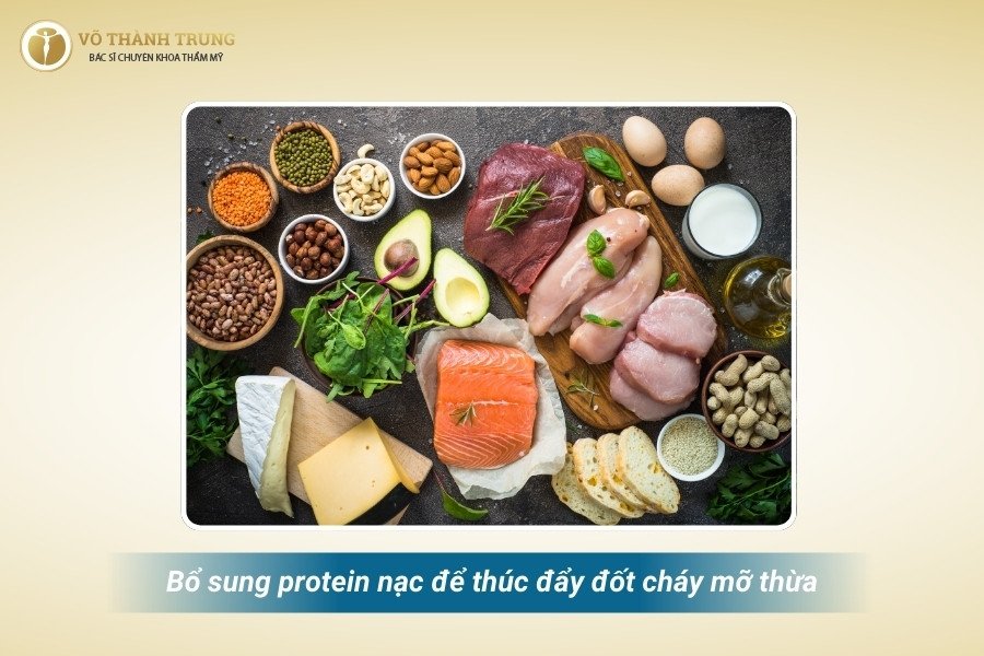 Người phụ nữ vui vẻ thưởng thức bữa ăn lành mạnh, biểu trưng cho chế độ dinh dưỡng cân bằng