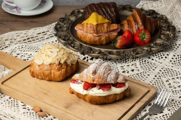 Người thợ đang hoàn thiện chiếc bánh ngọt