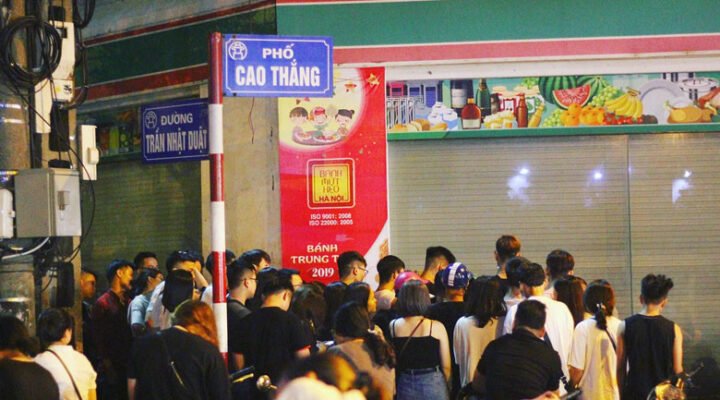 Người thợ đang nhào bột làm bánh mì, tượng trưng cho sự kỳ công tạo nên vỏ bánh giòn thơm đặc trưng