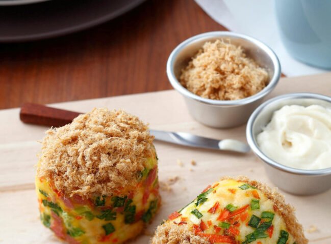 Người thợ làm bánh tỉ mỉ tạo ra những chiếc bánh mì biết nói tươi mới