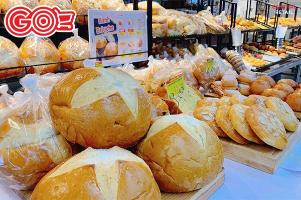 Người tiêu dùng lựa chọn bánh mì nguyên cám tại cửa hàng, đảm bảo chất lượng và dinh dưỡng