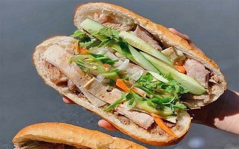 Nguyên liệu bánh mì thập cẩm được bày biện