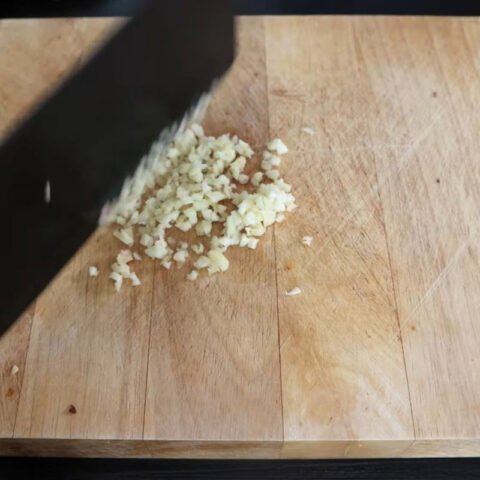 Nguyên liệu chuẩn bị cho món bánh mì rau Hải Phòng với tỏi băm và ớt cắt lát