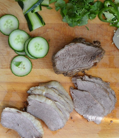 Nguyên liệu đã chuẩn bị sẵn sàng để làm bánh mì phở bao gồm thịt bò, rau thơm và dưa chua