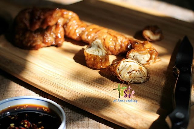 Nguyên liệu đầy đủ để chế biến món bánh mì phá lấu chay thơm ngon, bao gồm mì căn xoắn ống và các loại gia vị đặc trưng.