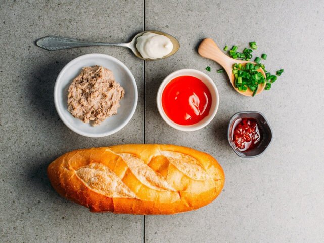 Nguyên liệu đầy đủ để làm bánh mì muối ớt tại nhà bằng nồi chiên không dầu.