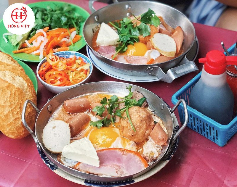 Nguyên liệu làm bánh mì chảo xíu mại tươi ngon gồm thịt xay, trứng, hành, gia vị, sẵn sàng cho món ăn đậm đà.