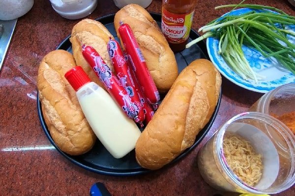 Nguyên liệu làm bánh mì nóng muối ớt